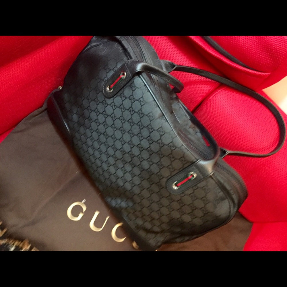 Gucci weekend travel bag... Size 18.5 x 12.5 x 6